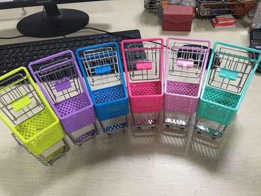 Chine Équipement en plastique de magasin de détail avec couleurs de Seat de bébé différentes et 4 roulettes en plastique usine